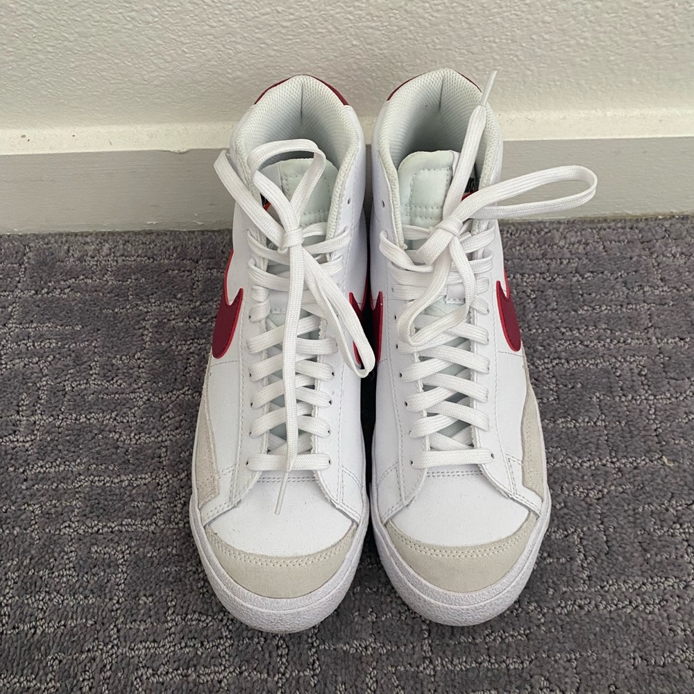 Nike youth 6.5 fits women’s 7.5-8